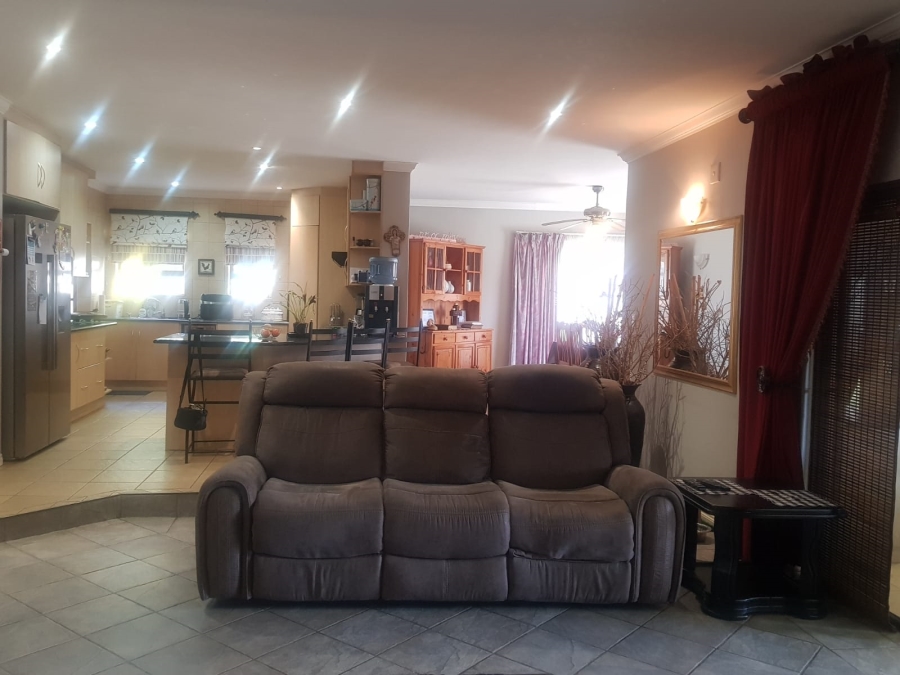 5 Bedroom Property for Sale in Melodie North West